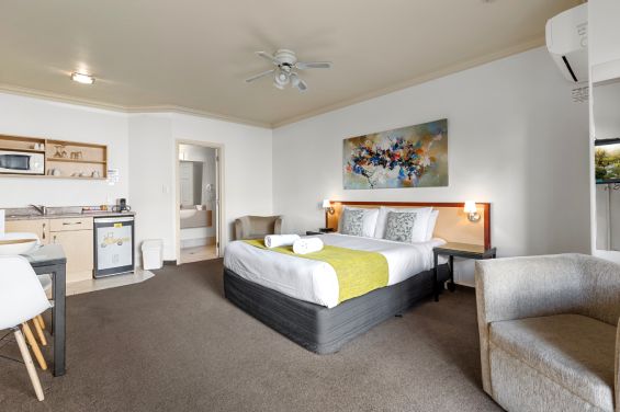 Deluxe Studio - queen-size bed