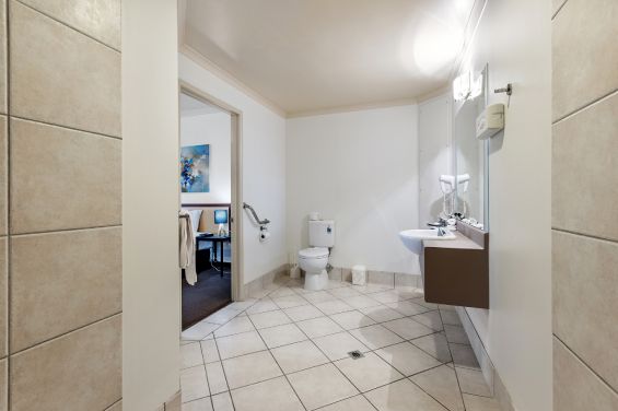 Deluxe Studio - bathroom