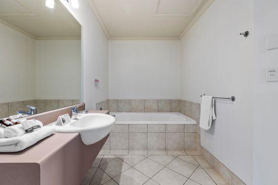 Executive Spa Suite - bathroom