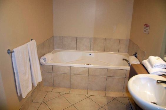 Executive Spa Suite - bathroom with spa bath